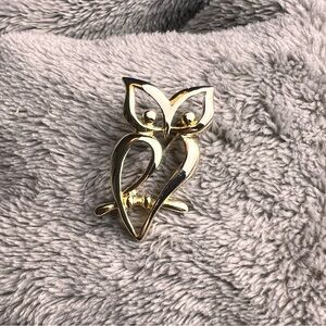 VINTAGE Small Gold-Toned Metallic Dainty Owl Bird Brooch - Animal Pins